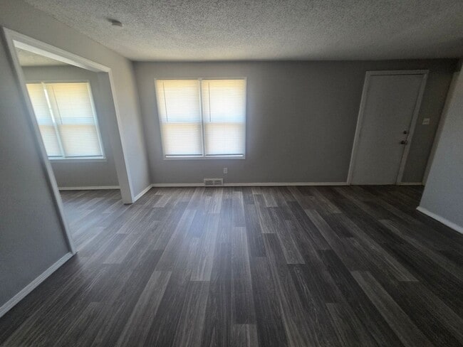 Building Photo - 4 Bed 1 Bath - NEW TO MARKET