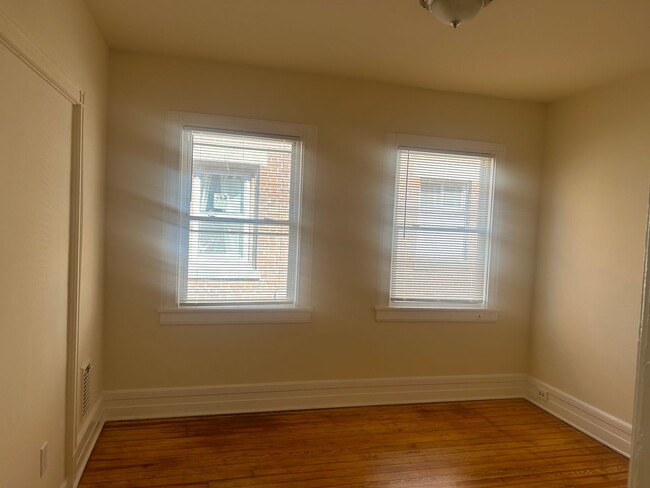 Building Photo - Bond St. 280-282