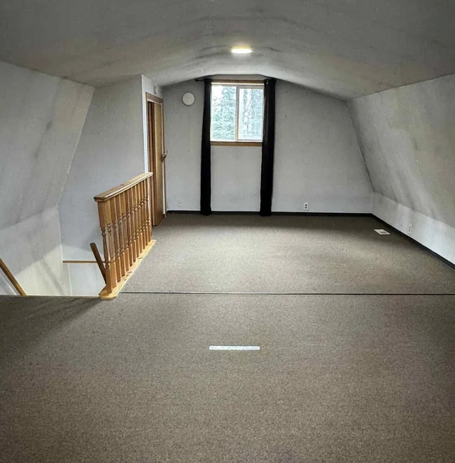 Building Photo - Private Home That's Still Close to the Amenities You Need!