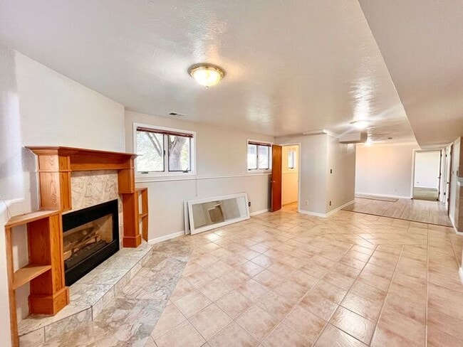 Building Photo - Gorgeous Private Home with Views!