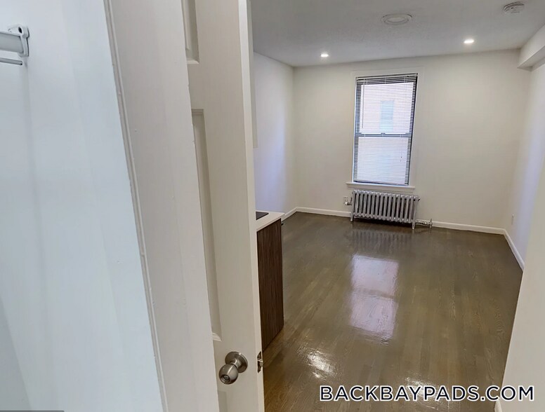 Building Photo - 270 Newbury St