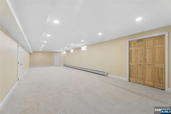 Building Photo - 2 W Saddle River Rd