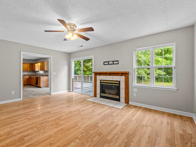 Building Photo - Country Club Area!