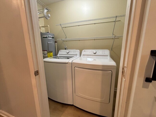 Building Photo - Renovated 3 Bed 2 Bath Home with Fenced in Yard. Screened in Porch. Tesla Charger. Minutes from J...