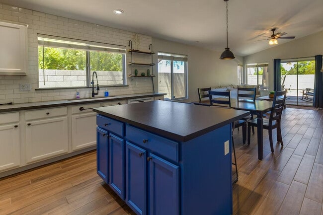 Building Photo - 2730 E Terrace Ave