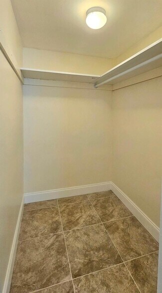 Building Photo - 1501 Crescent Cir