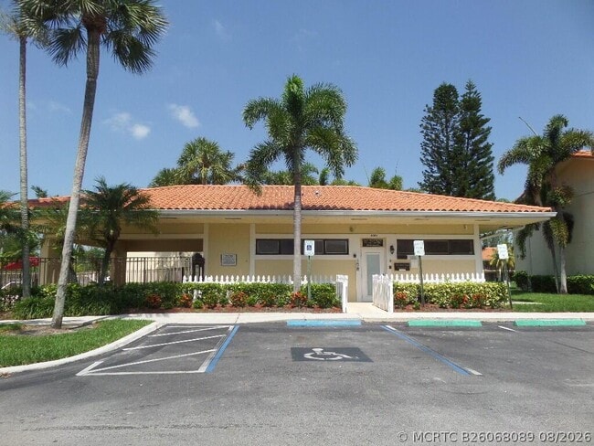 Building Photo - 1524 Lake Crystal Dr