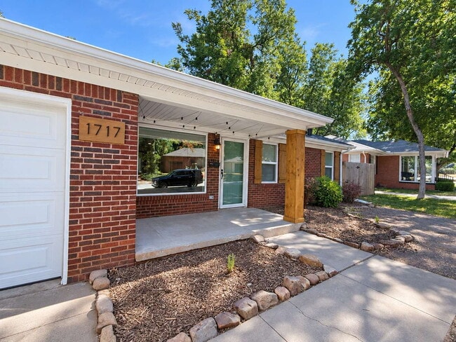 Building Photo - Charming 2 Bed 1 Bath