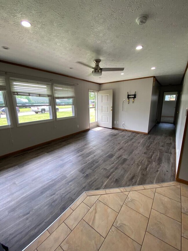 Building Photo - 4370 Circle Dr