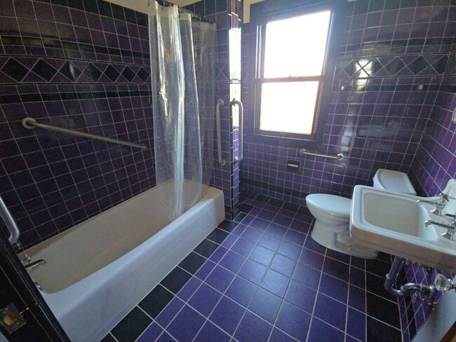 Building Photo - Distinctive Alton home offers charming living opportunity!