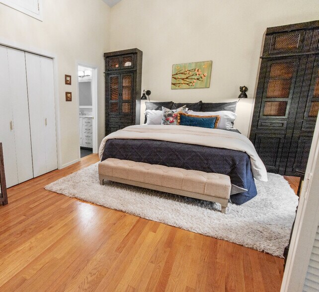 Master suite - 13730 15th Ave NE
