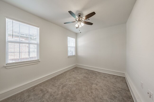 Building Photo - CHARMING HOME Close to TCU Campus!