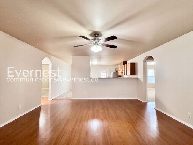 Building Photo - 3 Bed/2 Bath Home with Garage / Pet-Friendly / Available Now!