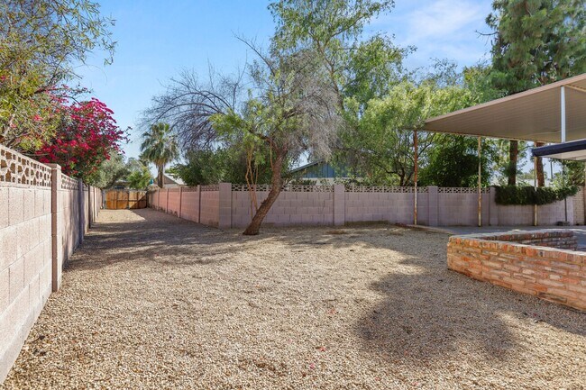Building Photo - Prime ASU Location 5BR Home with Pool & Garage