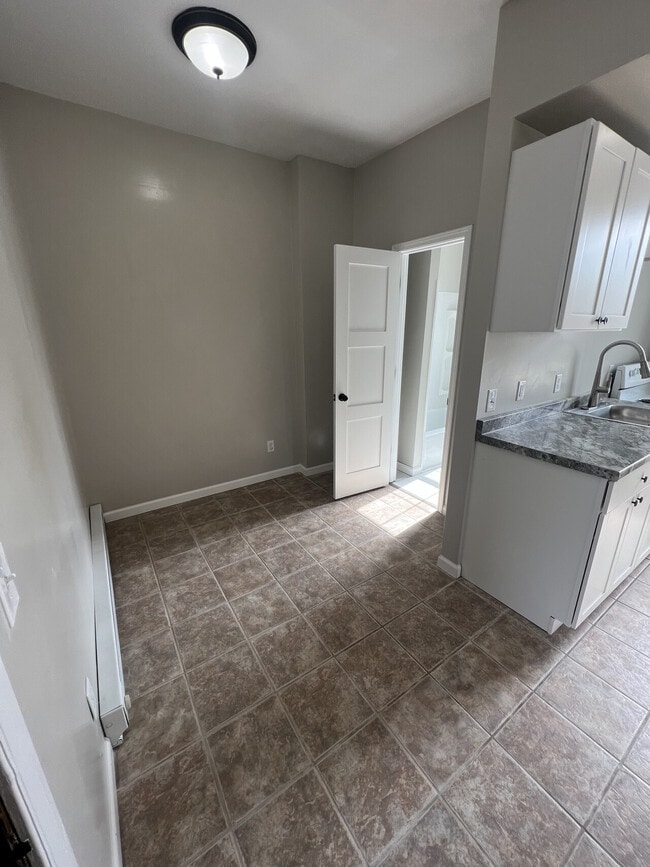 Building Photo - 1020 University Ave