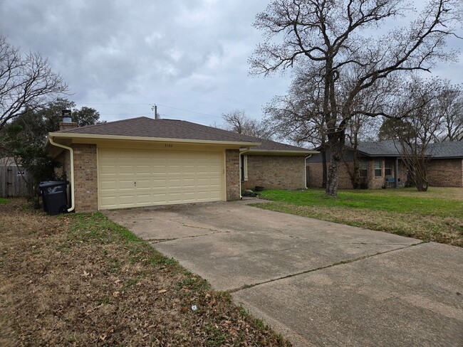 Building Photo - 3 bedroom 2 bathroom Southwood Valley Home