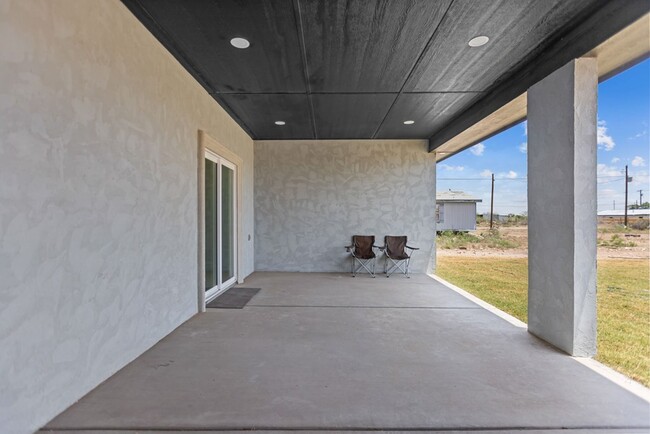 Building Photo - 12029 W Palomino Dr