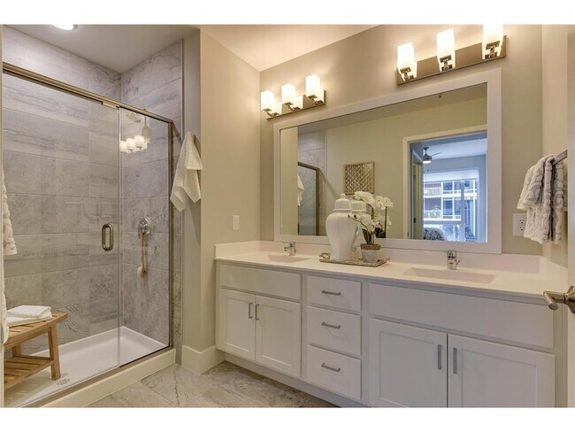 Building Photo - 212 10th Ave S