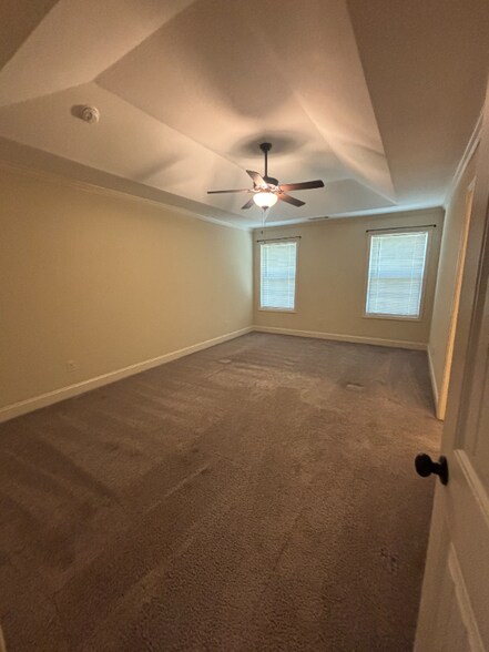 Building Photo - 587 Embassy Walk