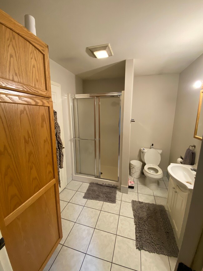 Large Bathroom - 415 W Doty St