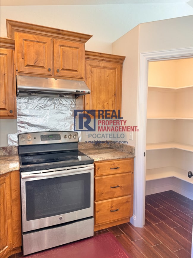 Building Photo - Beautiful 4 bed 3 bath home - 2 car garage...