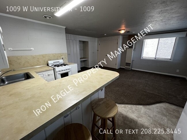 Building Photo - 1009 W University Dr