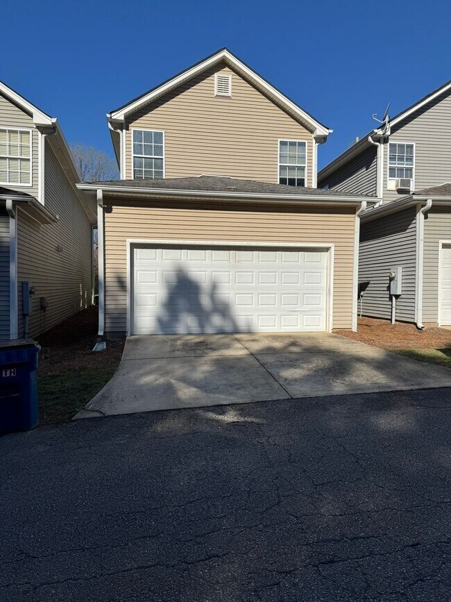 Building Photo - Beautiful East Side Home