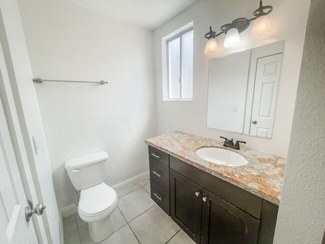 Building Photo - 5 bed/3 bath home in the heart of Spring Valley!