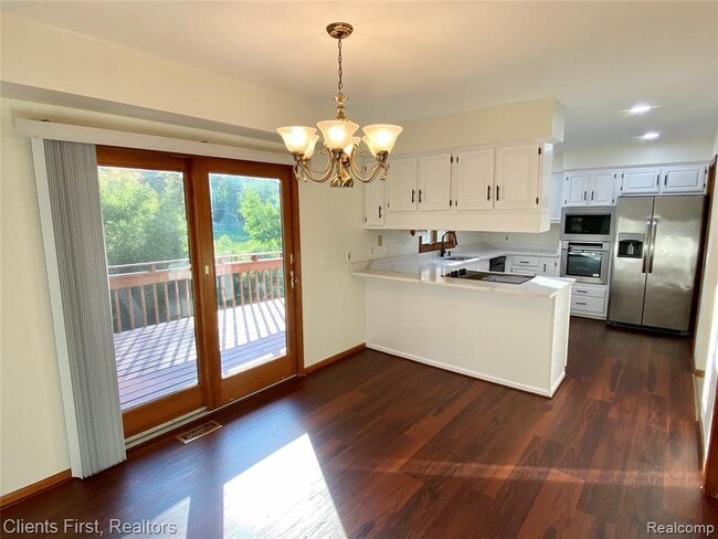 Building Photo - 7233 Oakwood Dr