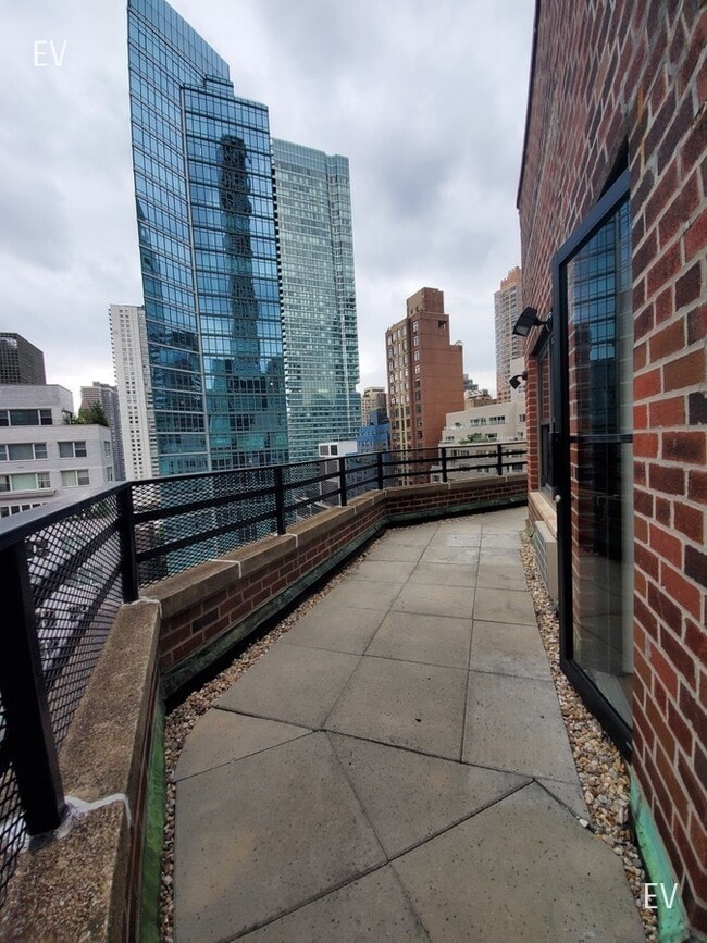 Building Photo - 157 W 57th St