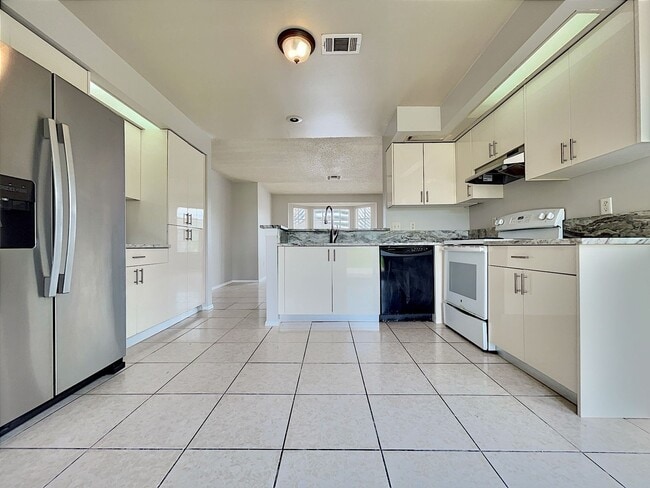 Building Photo - 4 Bedroom Upgraded Home for rent in Bermuda Bay