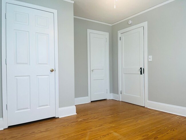 Building Photo - Adorable cottage style home with large fenced in backyard near Downtown Lagrange! Must see!