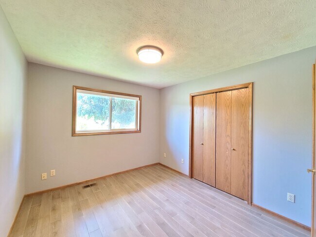 Building Photo - $3,400- 5 Bed / 3 Bath Beautiful Home in Upper South Hill