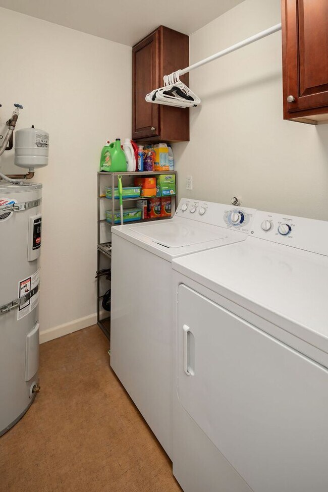 Building Photo - Top Floor Condo with Skyline Views in Merc...