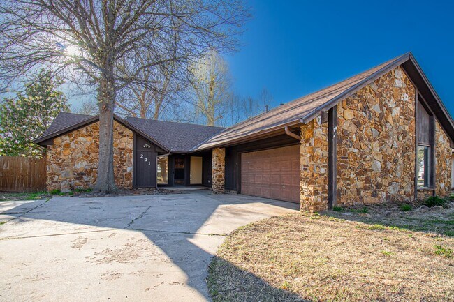 Building Photo - 3 Bed 1.5 Bath in Carl Albert School District