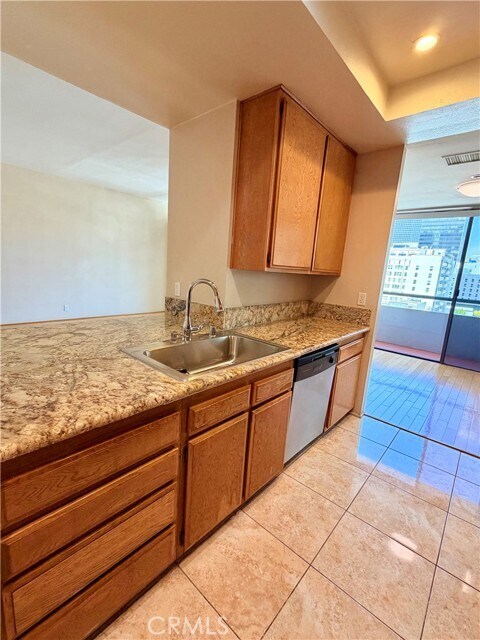 Building Photo - 600 W 9th St