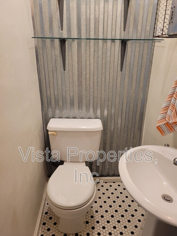 Building Photo - 1121 Elm St