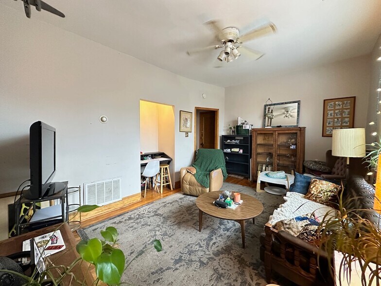 Building Photo - 937 N Hoyne Ave