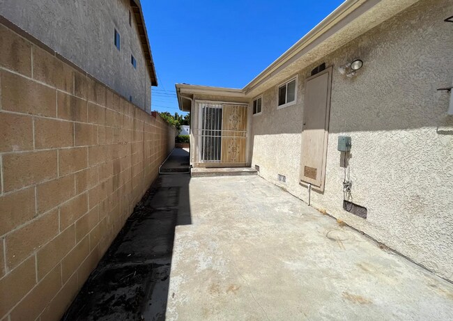 Building Photo - 3 Bedroom 2 Bath- House