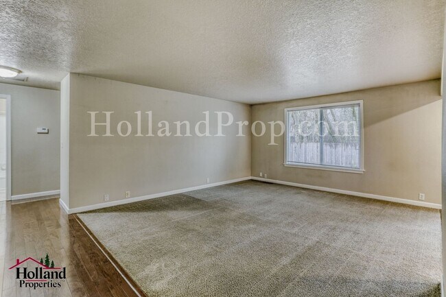 Building Photo - Beautiful Single-Level Hillsboro Home with Spacious Fenced Yard!