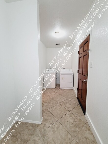 Building Photo - 13831 N Kendall Dr