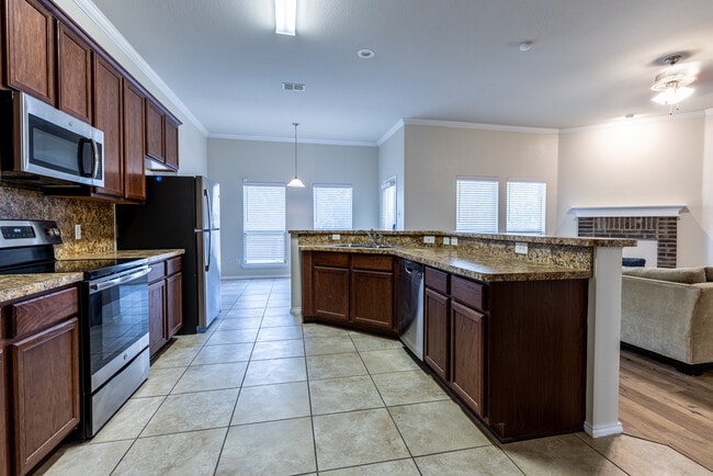 Building Photo - 1210 Woodside Ln
