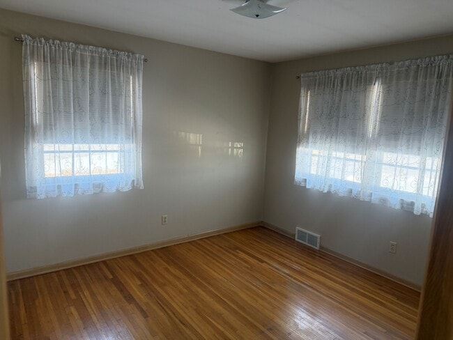 Building Photo - 901 S Clifton Ave