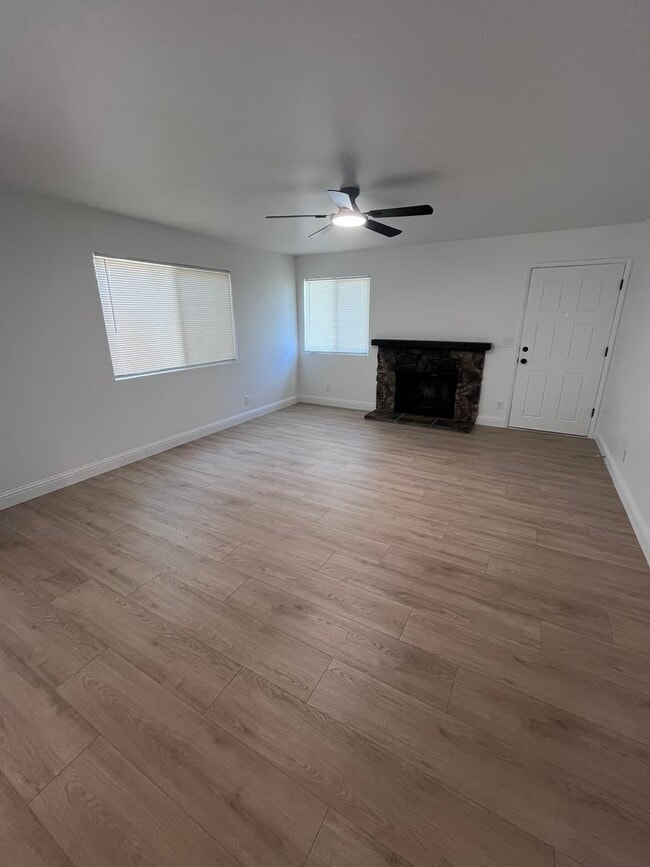 Building Photo - BEAUTIFULLY REMODELED 3 BEDROOM DUPLEX!!