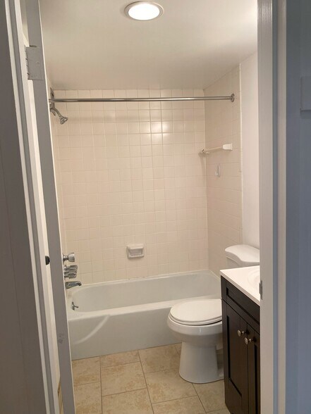 Bathroom - 2755 Ordway St NW
