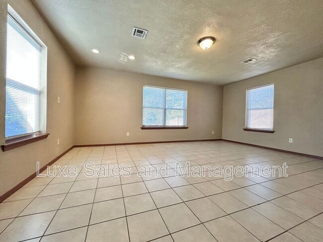 Building Photo - 605 Moraine Ave