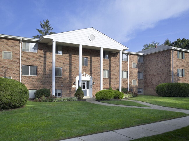 Building Photo - Pine Manor II Apartments