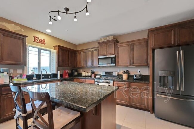 Building Photo - 5609 Peach Tree Dr
