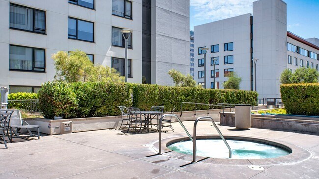 Building Photo - 250 King St