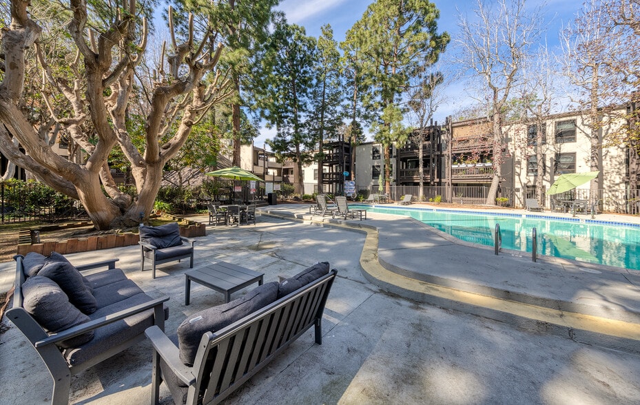 Building Photo - 7742 Redlands St
